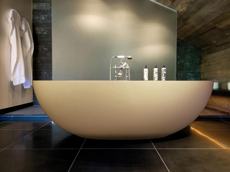 Combining Functionality with Design Elegance in Modern Bathrooms